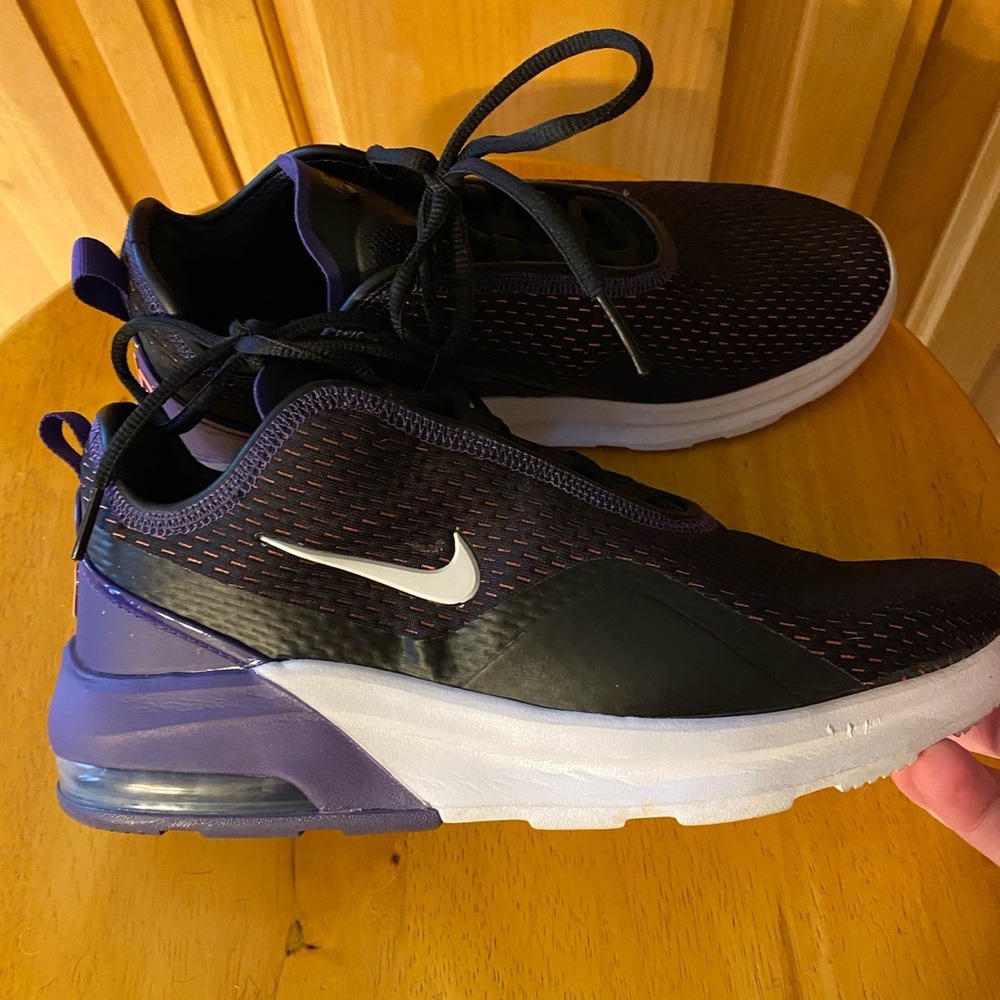 Ladies Air Max Motion Size 9.5
